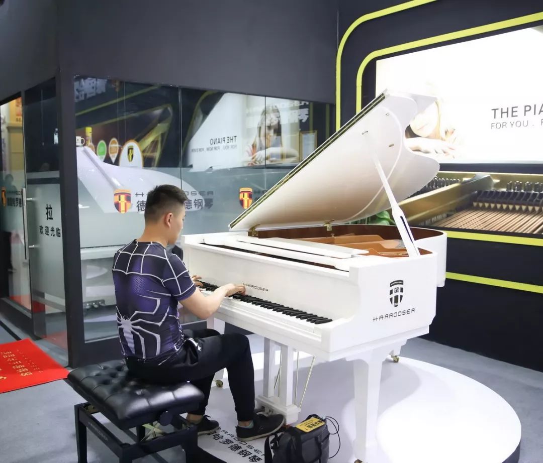 中国实木钢琴市场持续升温 Harrodser钢琴独领风骚
